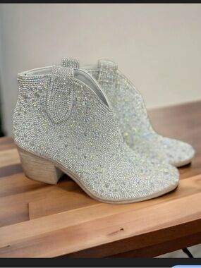 Pierre Dumas "Wilder-26" rhinestone embellished ankle booties 6 1/2 NEW NO BOX